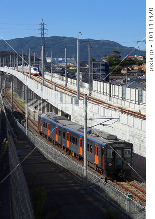 諫早市内を行く西九州新幹線N700S系と長崎本線YC1系の並走 諫早市内を行く西九州新幹線N700S系と長崎本線YC1系の並走 101313820