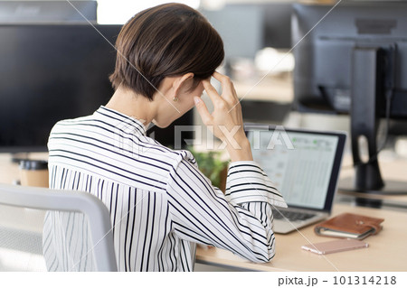 オフィスで悩む女性 オフィスで悩む女性 101314218
