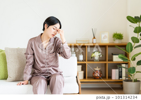 パジャマ姿の体調不良の若い女性 パジャマ姿の体調不良の若い女性 101314234