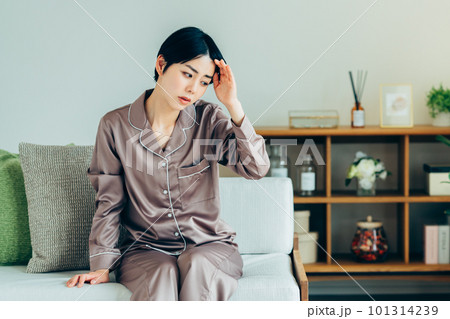 パジャマ姿の体調不良の若い女性 パジャマ姿の体調不良の若い女性 101314239