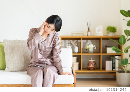 パジャマ姿の体調不良の若い女性 パジャマ姿の体調不良の若い女性 101314242
