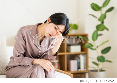 パジャマ姿の体調不良の若い女性 101314252