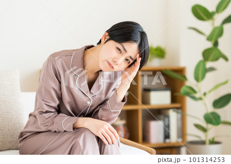パジャマ姿の体調不良の若い女性 101314253