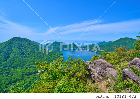 群馬県 榛名山(烏帽子ヶ岳)の山頂から南西側(榛名富士,榛名湖,掃部ヶ岳など)の眺望 101314472