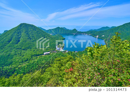 群馬県 榛名山(烏帽子ヶ岳)の山頂から南側(榛名富士,天目山,榛名湖など)の眺望 101314473