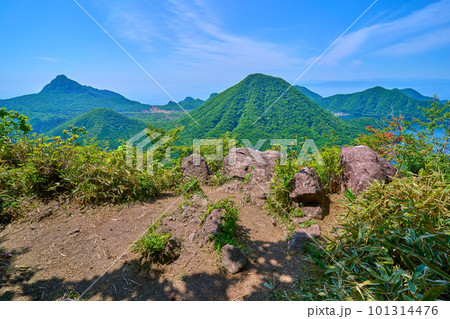 群馬県 榛名山(烏帽子ヶ岳)の山頂の様子と南東側(榛名富士,相馬山など) 群馬県 榛名山(烏帽子ヶ岳)の山頂の様子と南東側(榛名富士,相馬山など) 101314476