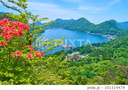 群馬県 榛名湖にある硯岩(すずりいわ)の眺望(榛名湖,天目山など) 群馬県 榛名湖にある硯岩(すずりいわ)の眺望(榛名湖,天目山など) 101314479