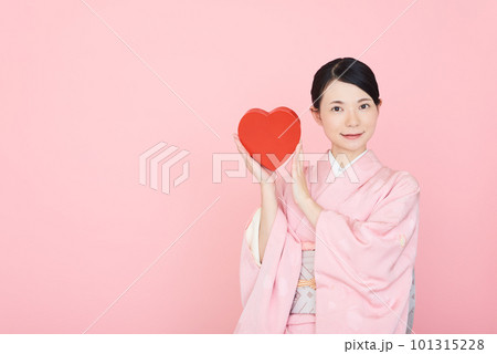 ハートマークをもつ着物を着た女性 ハートマークをもつ着物を着た女性 101315228