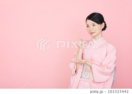 手を打つ着物を着た女性 手を打つ着物を着た女性 101315442