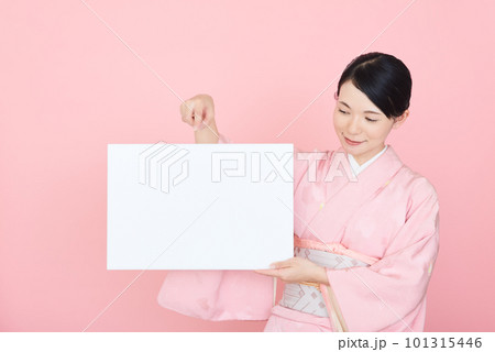 ホワイトボードを持つ着物を着た女性 ホワイトボードを持つ着物を着た女性 101315446