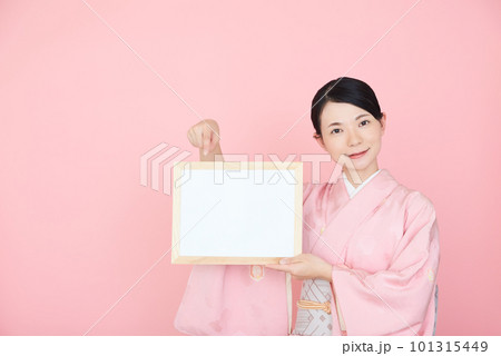 ホワイトボードを持つ着物を着た女性 ホワイトボードを持つ着物を着た女性 101315449