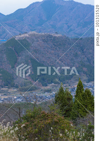日本　兵庫県朝来市の立雲峡テラスから見える早朝の雲海のない竹田城跡 101315520