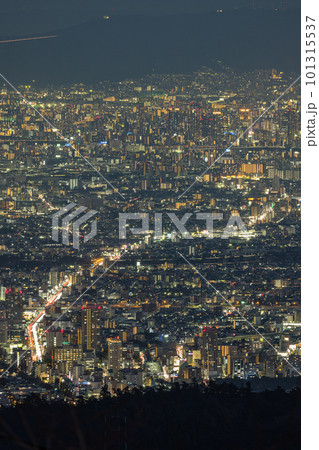 日本　兵庫県神戸市の六甲山天覧台から眺める大阪市街地の夜景 101315537