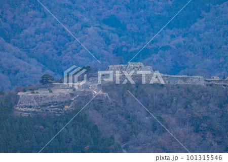 日本　兵庫県朝来市の立雲峡テラスから見える早朝の雲海のない竹田城跡 101315546