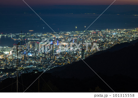 日本　兵庫県神戸市の六甲山天覧台から眺める神戸市街地の夜景 101315558