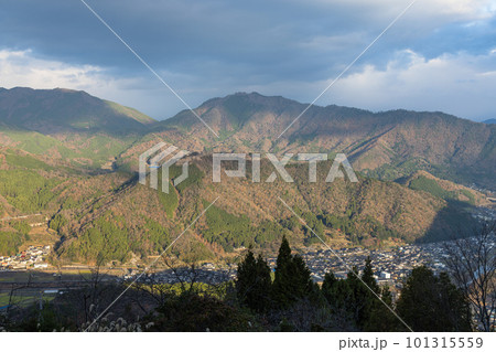 日本　兵庫県朝来市の立雲峡テラスから見える早朝の朝日に照らされた竹田城跡 101315559