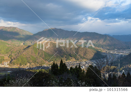 日本　兵庫県朝来市の立雲峡テラスから見える早朝の朝日に照らされた竹田城跡 101315566