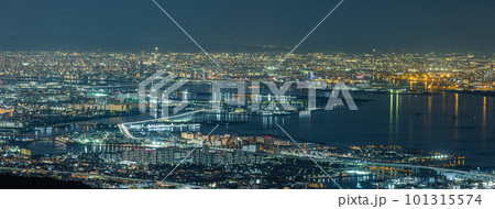 日本　兵庫県神戸市の六甲山天覧台から眺める大阪市街地の夜景と大阪湾 101315574