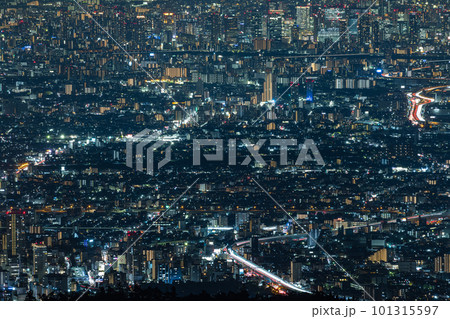 日本 兵庫県神戸市の六甲山天覧台から眺める大阪市街地の夜景 日本 兵庫県神戸市の六甲山天覧台から眺める大阪市街地の夜景 101315597