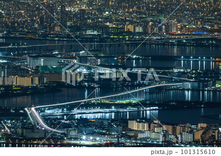 日本　兵庫県神戸市の六甲山天覧台から眺める大阪市街地の夜景 101315610