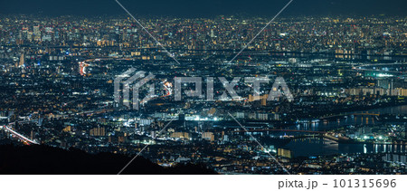 日本　兵庫県神戸市の六甲山天覧台から眺める大阪市街地の夜景 101315696