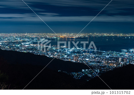 日本　兵庫県神戸市の六甲山天覧台から眺める神戸と大阪の夜景と大阪湾 101315702