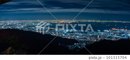 日本　兵庫県神戸市の六甲山天覧台から眺める大阪と神戸市街の夜景と六甲アイランド 101315704