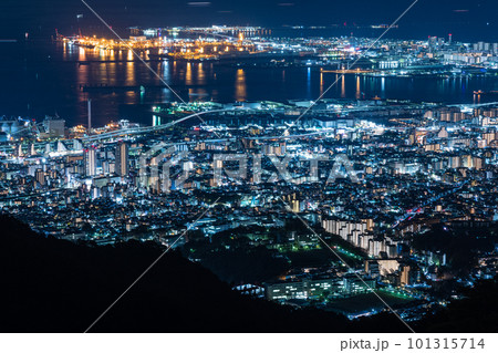 日本　兵庫県神戸市の六甲山天覧台から眺める神戸市街とポートアイランドの夜景 101315714