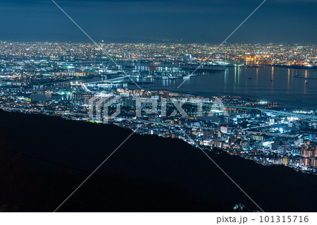 日本 兵庫県神戸市の六甲山天覧台から眺める神戸と大阪市街地の夜景と大阪湾 日本 兵庫県神戸市の六甲山天覧台から眺める神戸と大阪市街地の夜景と大阪湾 101315716