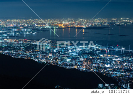 日本　兵庫県神戸市の六甲山天覧台から眺める神戸と大阪市街地の夜景と大阪湾 101315718