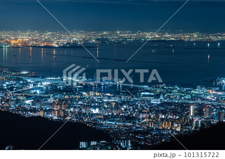 日本 兵庫県神戸市の六甲山天覧台から眺める神戸市街地の夜景 日本 兵庫県神戸市の六甲山天覧台から眺める神戸市街地の夜景 101315722