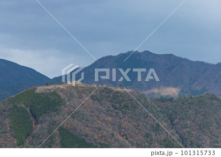 日本　兵庫県朝来市の立雲峡テラスから見える早朝の雲海のない竹田城跡 101315733