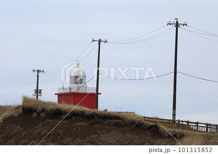北海道　浜中　霧多布岬に建つ湯沸岬灯台 101315852