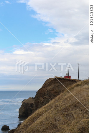北海道　浜中　霧多布岬に建つ湯沸岬灯台 101315853