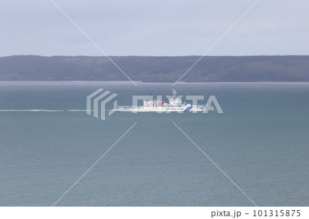 北海道　浜中　霧多布岬沖を航行する巡視船そうや 101315875