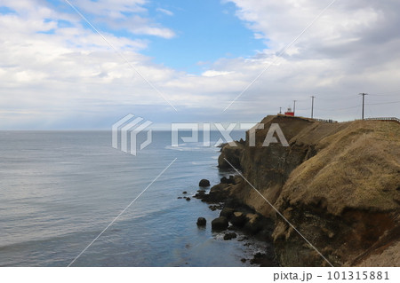 北海道　浜中　霧多布岬に建つ湯沸岬灯台 101315881