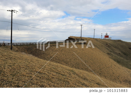 北海道　浜中　霧多布岬に建つ湯沸岬灯台 101315883