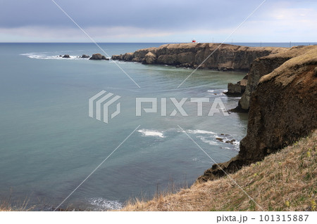 北海道 浜中 霧多布岬に建つ湯沸岬灯台 北海道 浜中 霧多布岬に建つ湯沸岬灯台 101315887