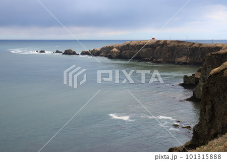 北海道　浜中　霧多布岬に建つ湯沸岬灯台 101315888