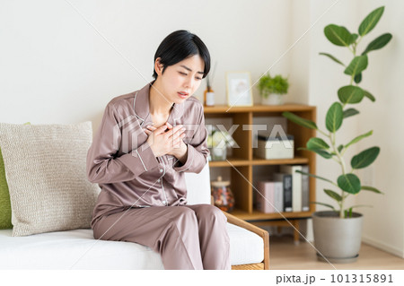 胸が痛い若い女性　 101315891