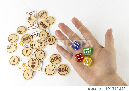 男の手とサイコロと玩具のお金。ギャンブルを行うイメージ 男の手とサイコロと玩具のお金。ギャンブルを行うイメージ 101315895