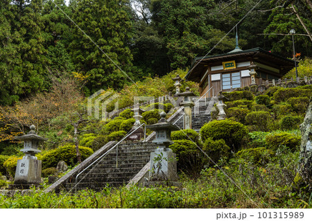 日本　福井県三方上中郡若狭町にある若狭瓜割名水公園の英霊殿 101315989