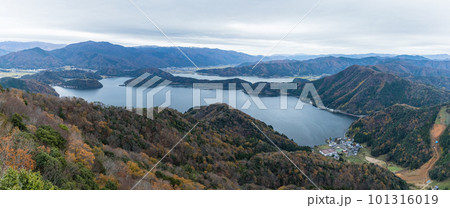 日本　福井県三方上中郡若狭町の三方五湖レインボーライン山頂公園から見える水月湖と三方湖と菅湖 101316019