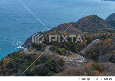 日本　福井県三方上中郡若狭町の三方五湖レインボーライン山頂公園の若狭テラスから見える日本海 101316039