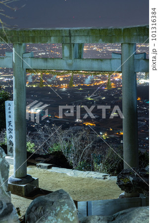 日本　香川県観音寺市の稲積山頂上にある高屋神社の天空の鳥居から見える夜景 101316384