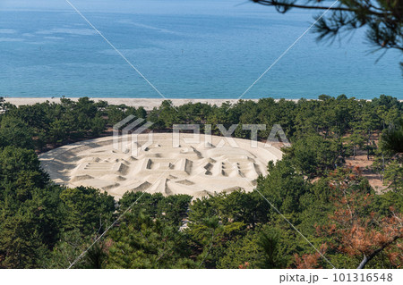 日本　香川県観音寺市の琴弾公園の展望台から見える寛永通宝を模した銭形砂絵 101316548