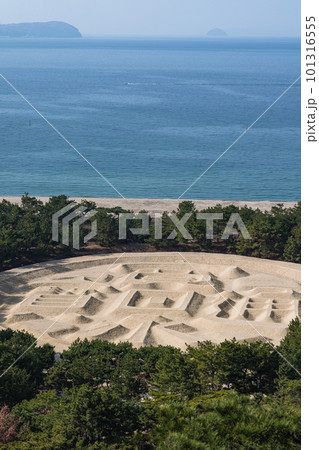 日本 香川県観音寺市の琴弾公園の展望台から見える寛永通宝を模した銭形砂絵 日本 香川県観音寺市の琴弾公園の展望台から見える寛永通宝を模した銭形砂絵 101316555