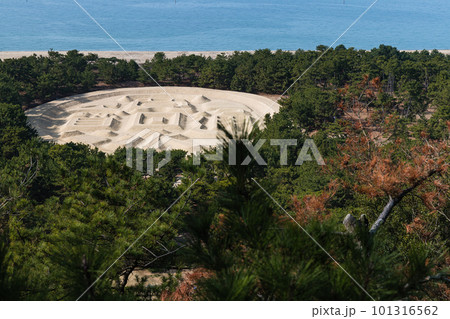 日本 香川県観音寺市の琴弾公園の展望台から見える寛永通宝を模した銭形砂絵 日本 香川県観音寺市の琴弾公園の展望台から見える寛永通宝を模した銭形砂絵 101316562