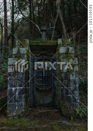 日本　香川県観音寺市の豊稔池ダム脇にある旧土砂吐樋門 101316595