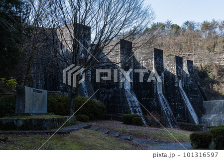 日本　香川県観音寺市にある日本最古の石積式マルチプルアーチダムの豊稔池ダム 101316597